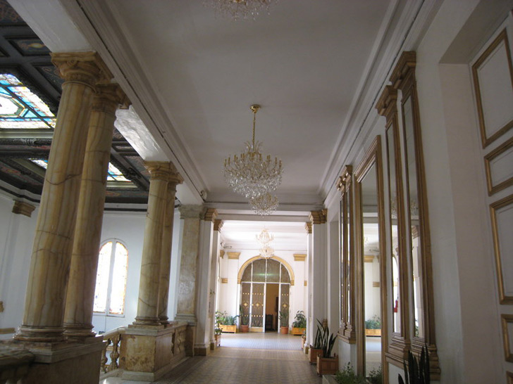 Un couloir à l'intérieur de l'hôtel de ville d'Oran